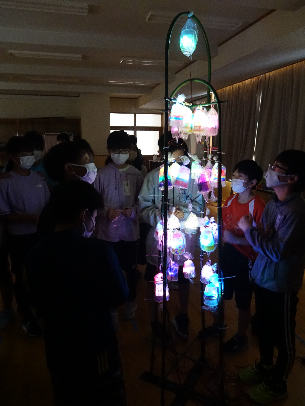 南箕輪村小学校6年1組の児童とイルミネーションの飾り付けを作りました